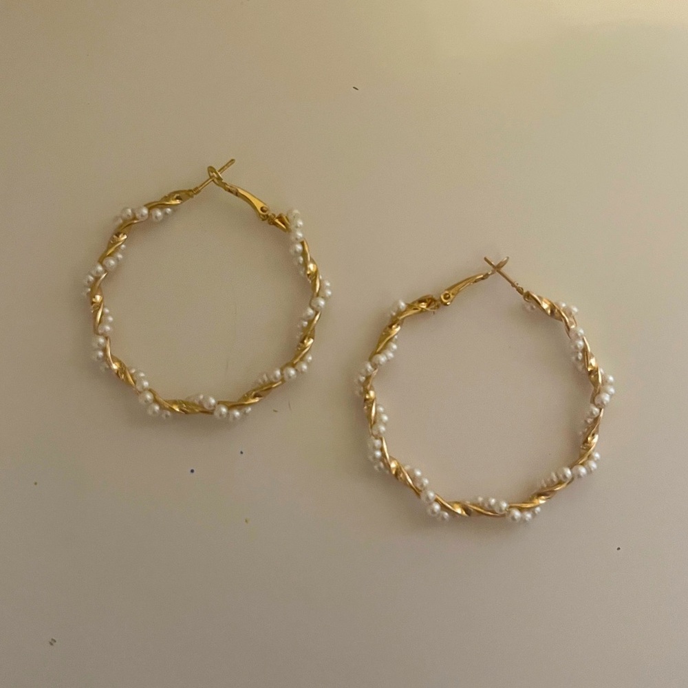 Cute gold hoop with pearl design